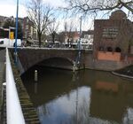 Het huisje maakt deel uit van de brug bij het Louis Hartlooper Complex
              <br/>
              Richard Keijzer, 2016-03-03